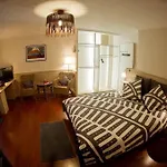 La Maison Cachee *